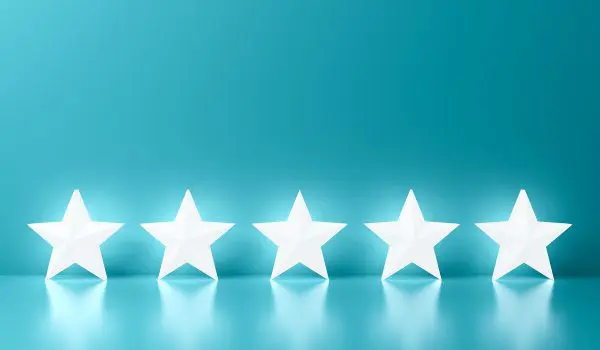 Five white stars are aligned on a blue background.
