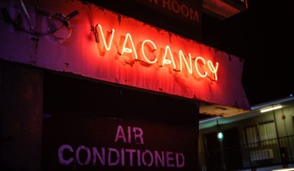 An illuminated neon "vacancy" sign.
